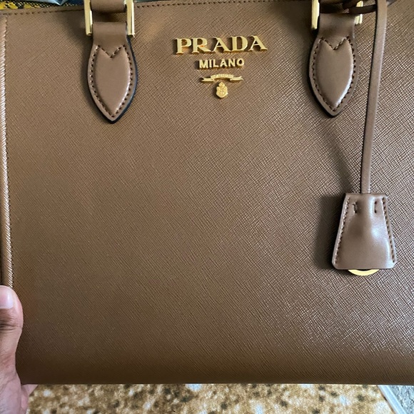 I have the duster bag,Prada shopper, tag and authentication card. - Picture 3 of 7